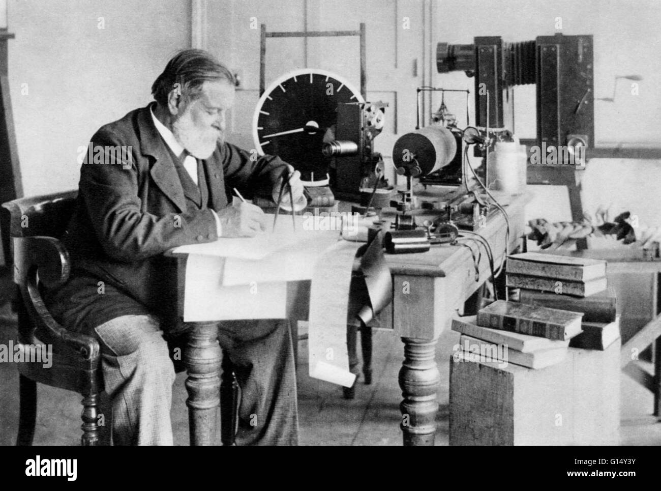 Marey unter seiner Erfindungen (Sphygmograph, Tonaufnahmen Instrumente,  Modell der Vogelflug, Projektor, Kamera). Étienne-Jules Marey (5.