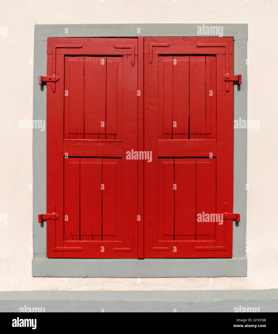Rote Fenster Rollladen geschlossen Stockfoto