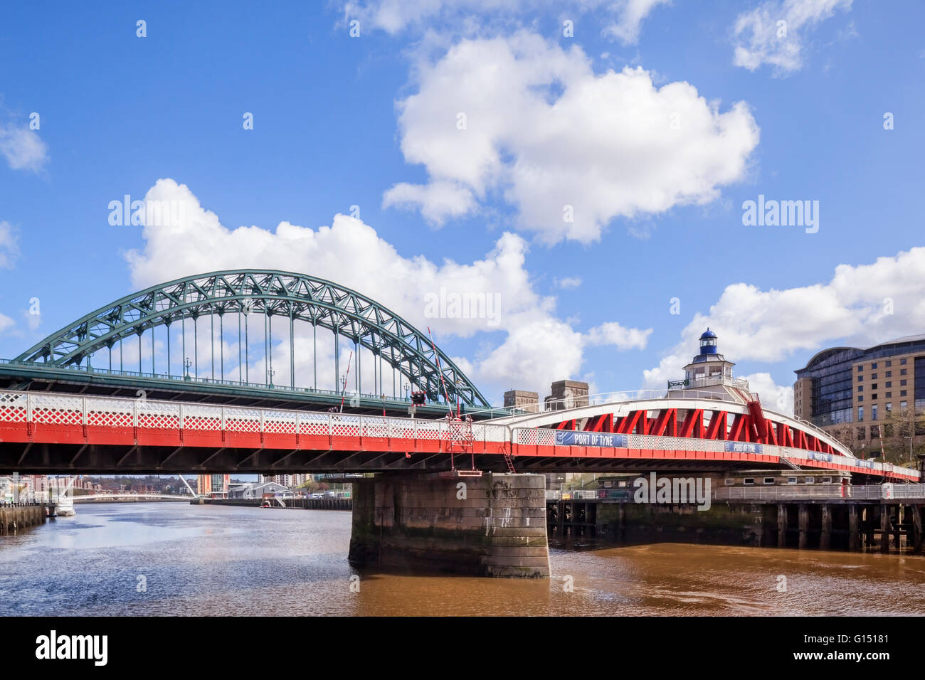 Die Drehbrücke, Newcastle-upon-Tyne, Tyne and Wear, England, UK, mit der Tyne Brücke hinter. Stockfoto