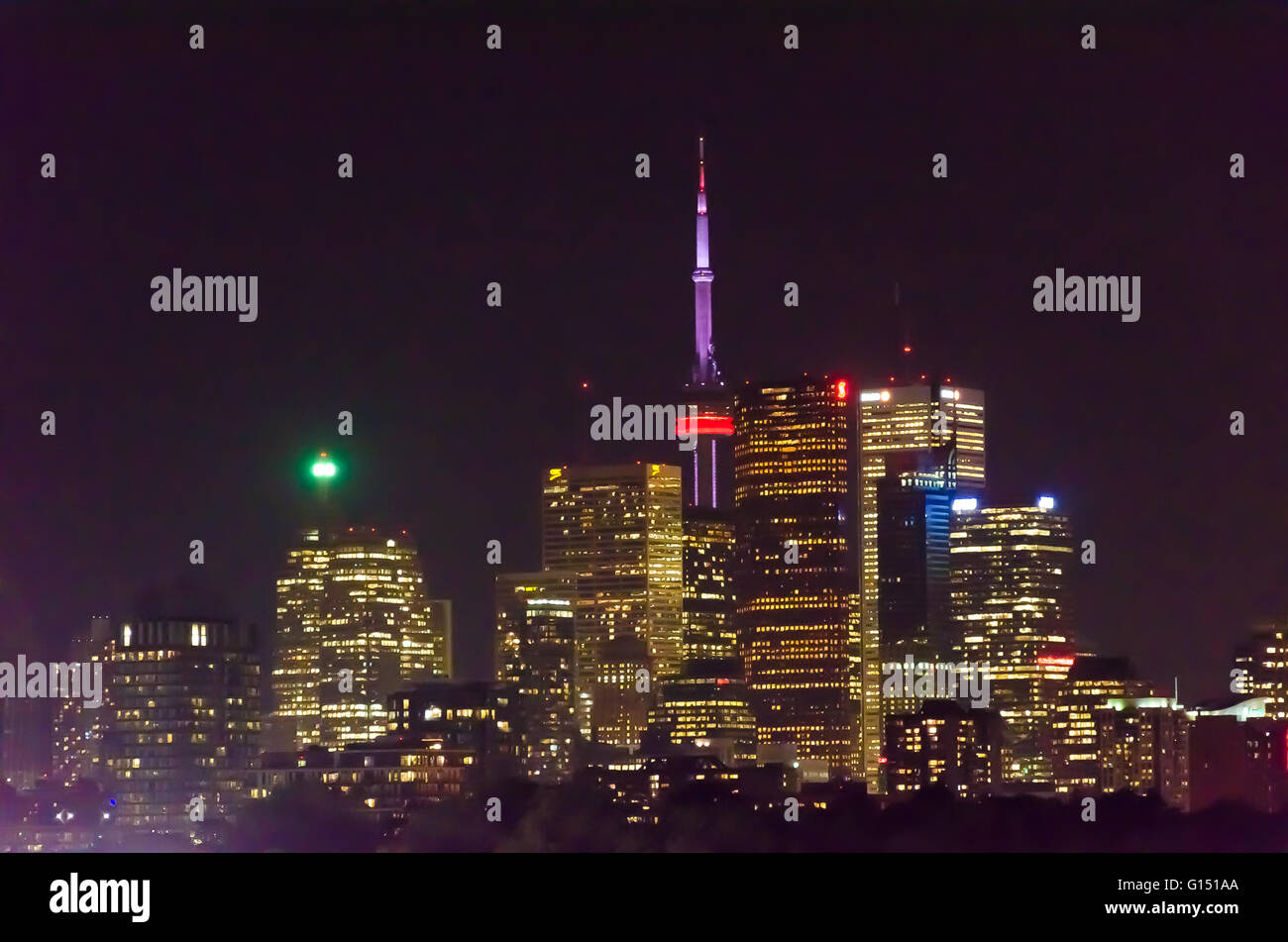 Die Innenstadt von Toronto, Kanada, in der Nacht im Frühjahr von Riverdale Park East Stockfoto