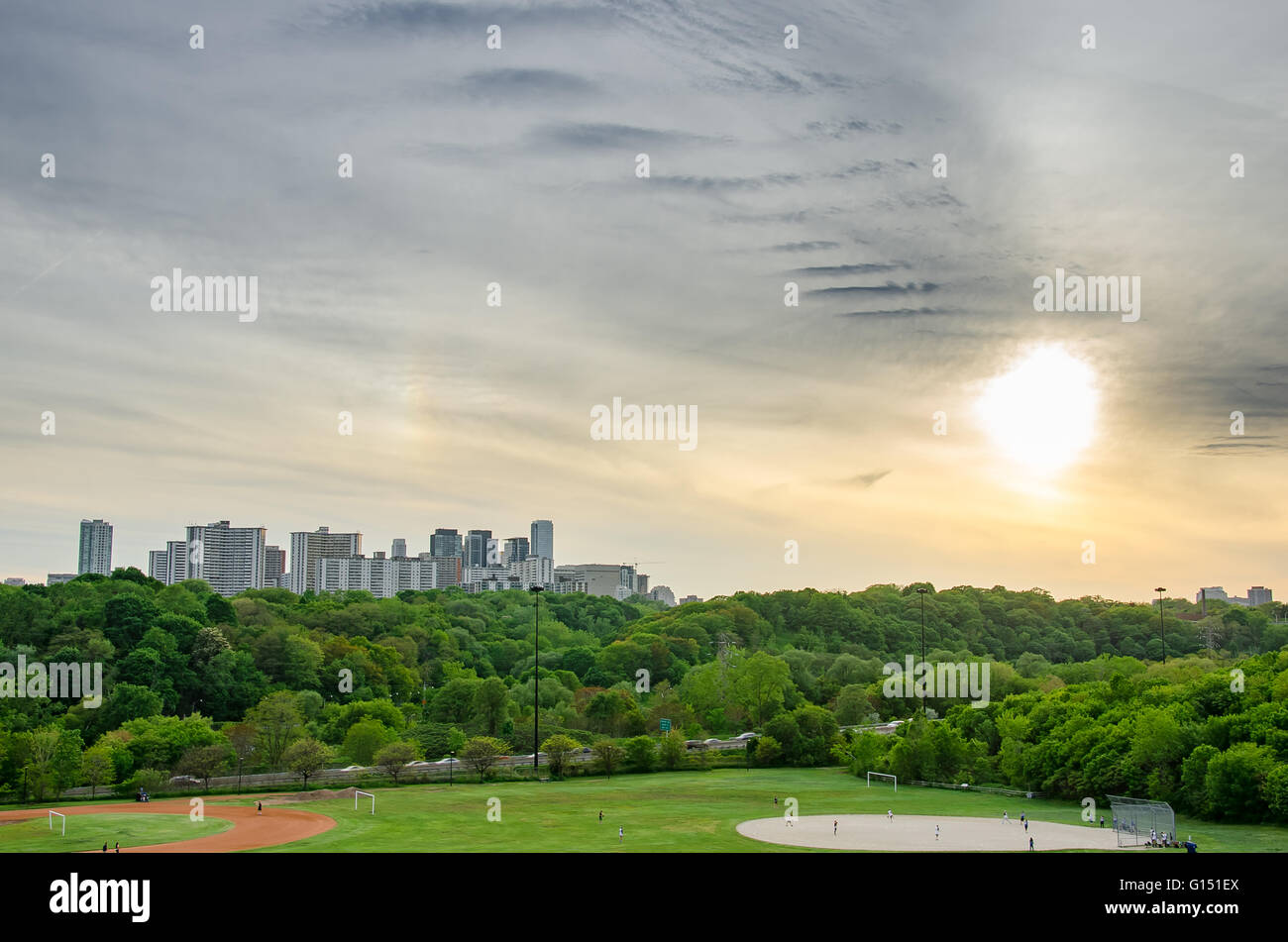 Skyline von Toronto, Kanada, mit Sonnenuntergang im Frühjahr von Riverdale Park East Stockfoto