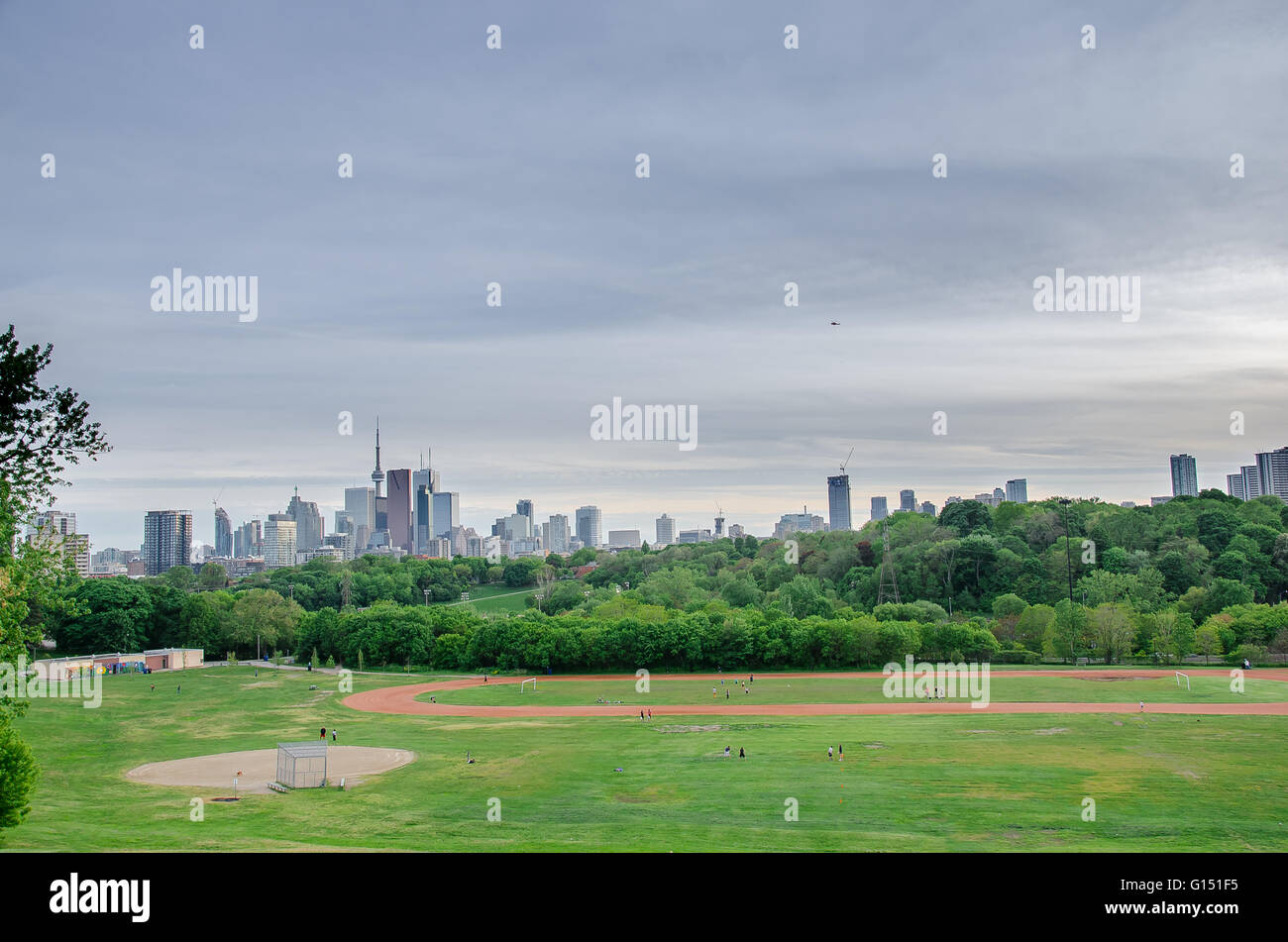 Skyline der Innenstadt von Toronto, Kanada, mit Cn Tower im Frühjahr von Riverdale Park East Stockfoto