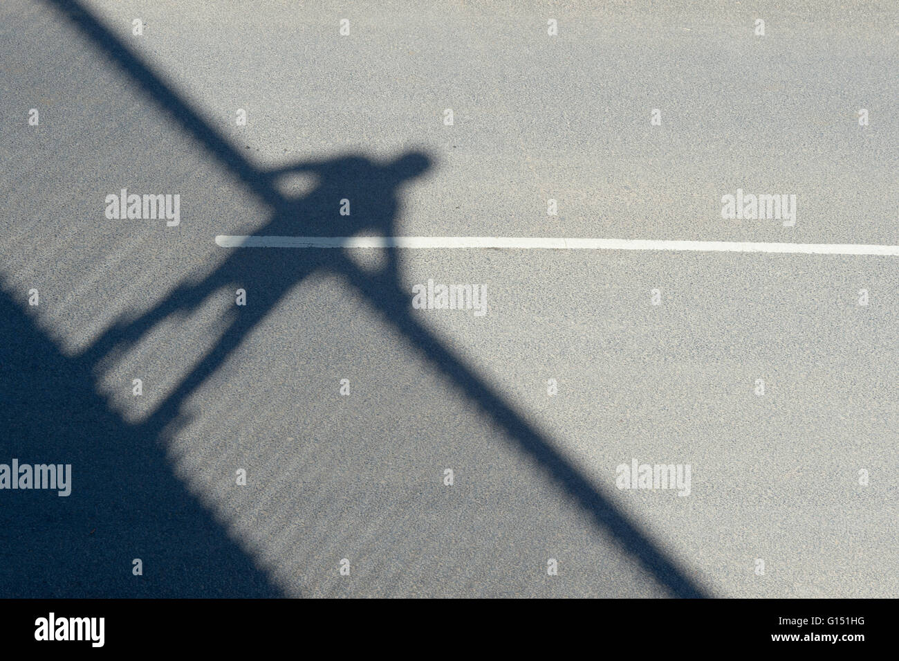 Schatten eines Mannes auf einem Spaziergang Brücke über eine Straße Stockfoto