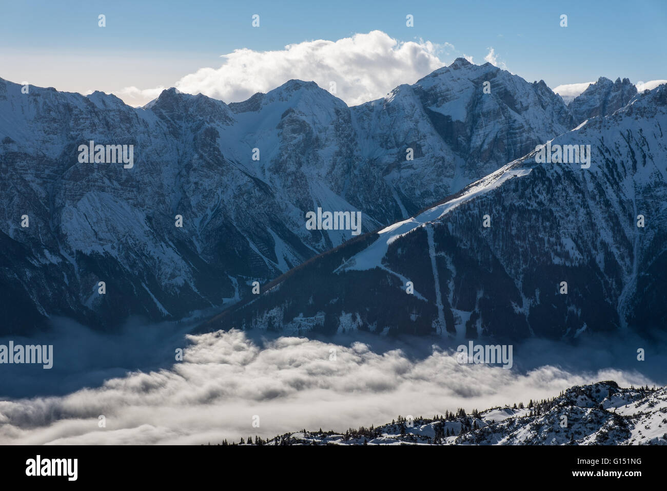 Stubaital im Winter, Elfer-Berg auf der linken Seite, Tirol, Österreich Stockfoto