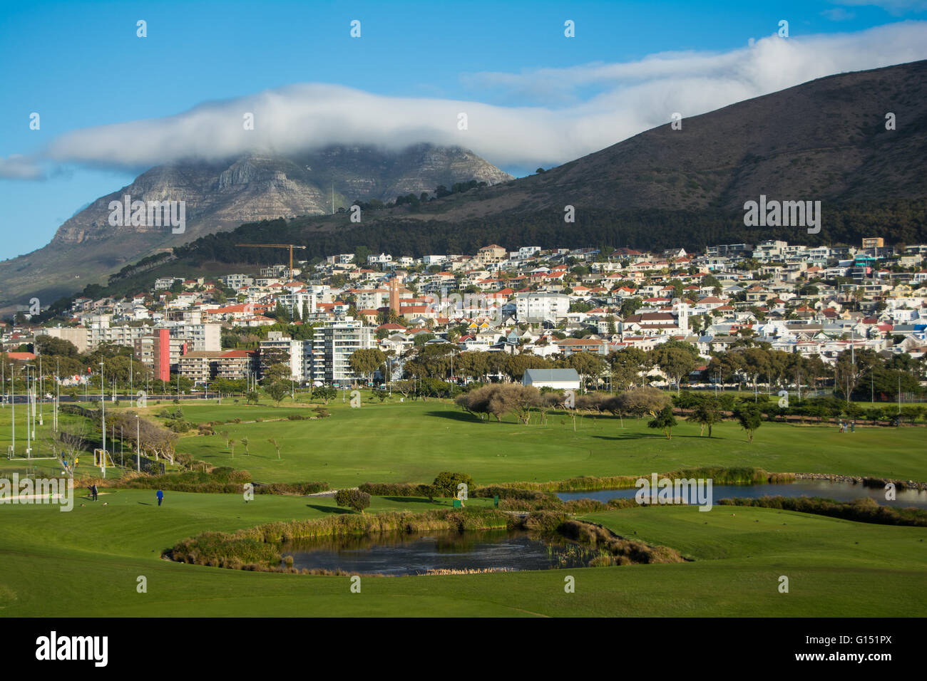 Malerische Landschaft des Metropolitan Golfplatz mit der Mutterstadt im Hintergrund Stockfoto