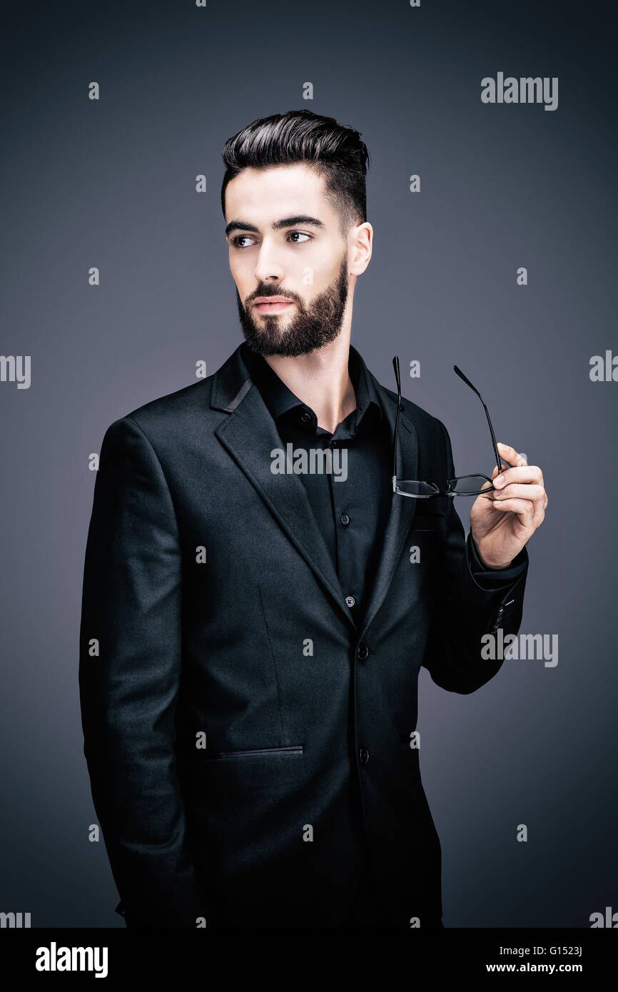 Porträt eines jungen Geschäftsmann mit einem paar Gläser, die auf der Seite schauen Stockfoto