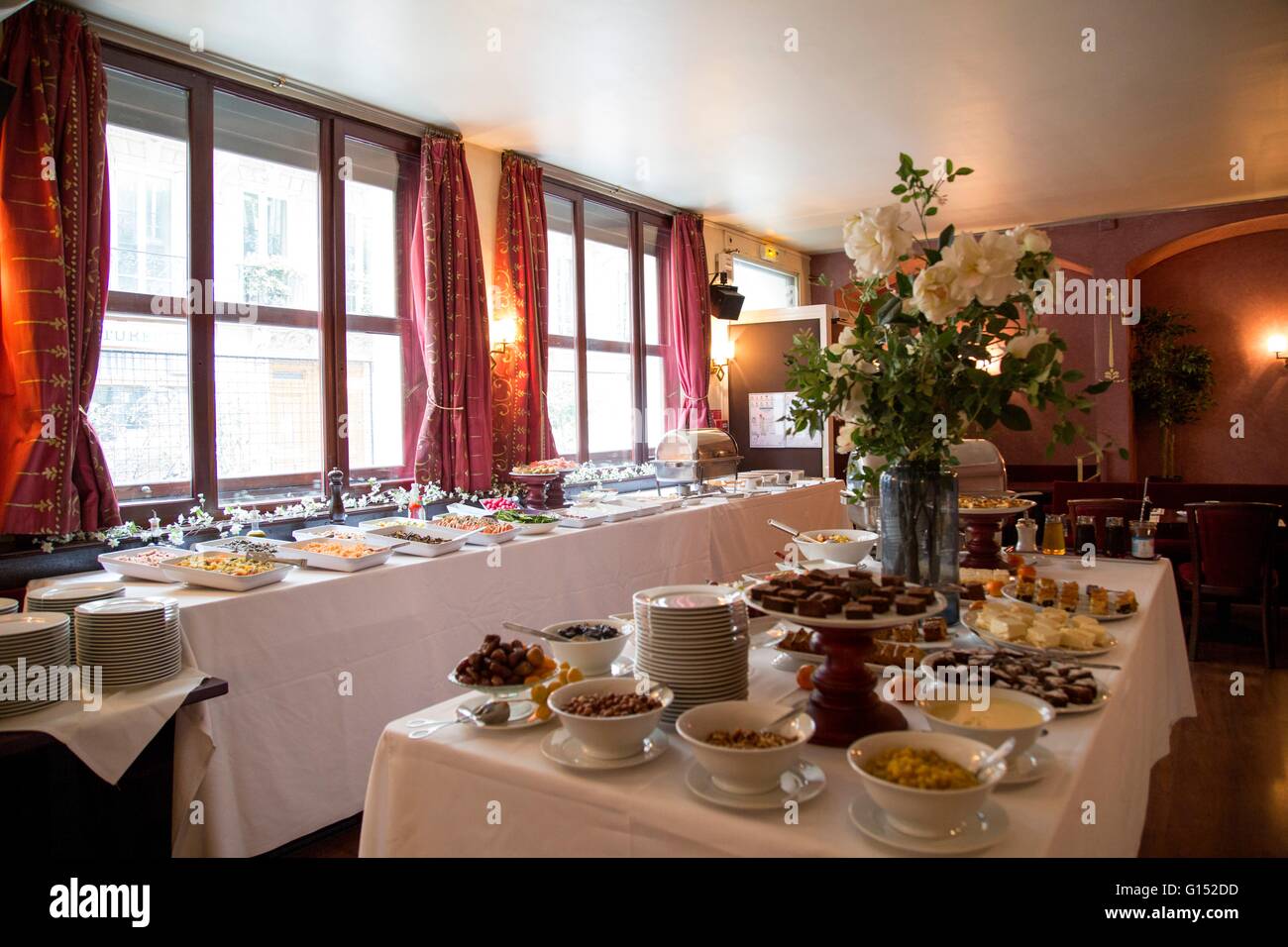 Buffets zum Brunch in Paris Restaurant zubereitet Stockfoto