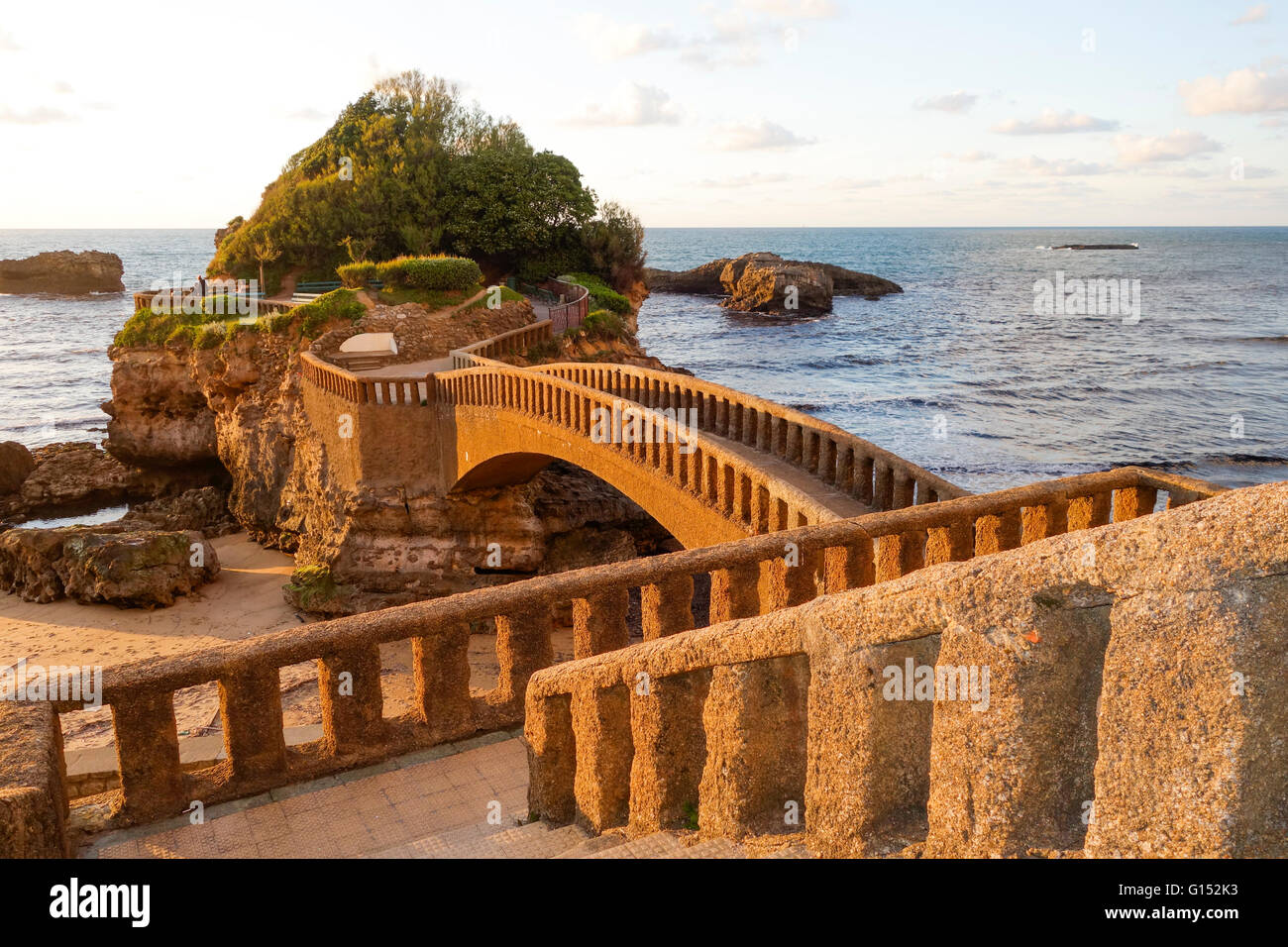Arch-Stege am Strand, Le Rocher du Basta, Grand Plage, Biarritz. Aquitanien, französischen Baskenland, Frankreich. Stockfoto