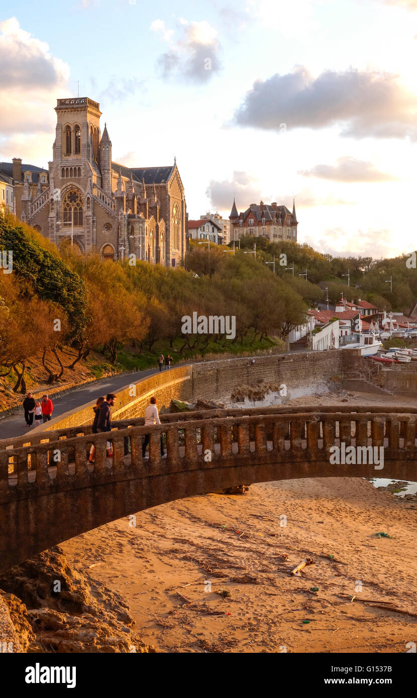 Kirche Saint Eugénie, Brücke (Église Sainte Eugénie) Fußgänger Stein vor, Biarritz. Aquitaine, Baskenland, Frankreich. Stockfoto