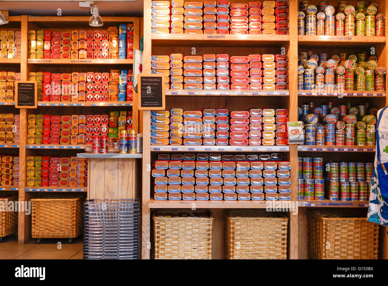 Shop, Verkauf von Dosen Fischprodukte, verzinnt, Fisch, Bayonne, Baskenland, Frankreich. Stockfoto