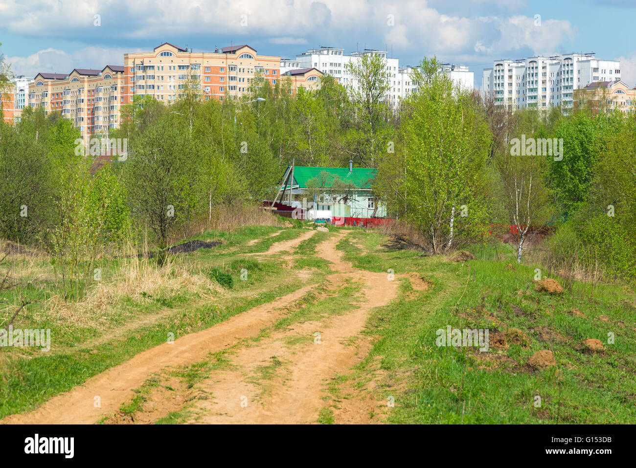 Landhaus auf Hintergrund der Stadt Stockfoto