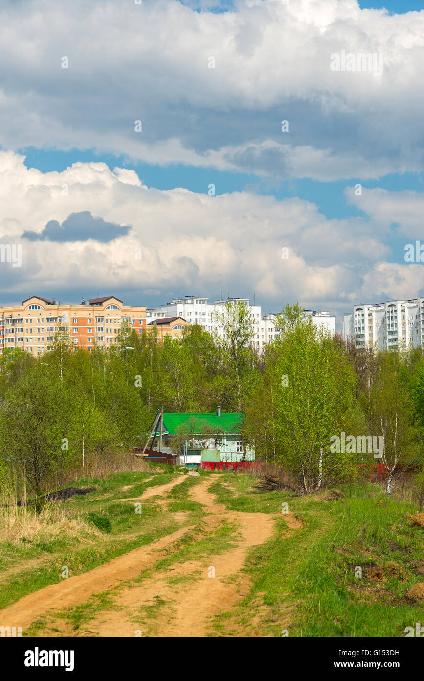 Landhaus auf Hintergrund der Stadt Stockfoto