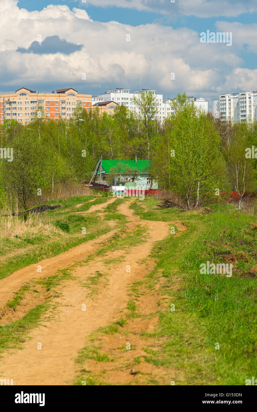 Landhaus auf Hintergrund der Stadt Stockfoto
