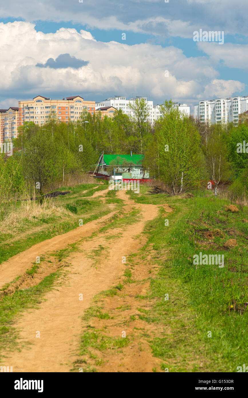 Landhaus auf Hintergrund der Stadt Stockfoto