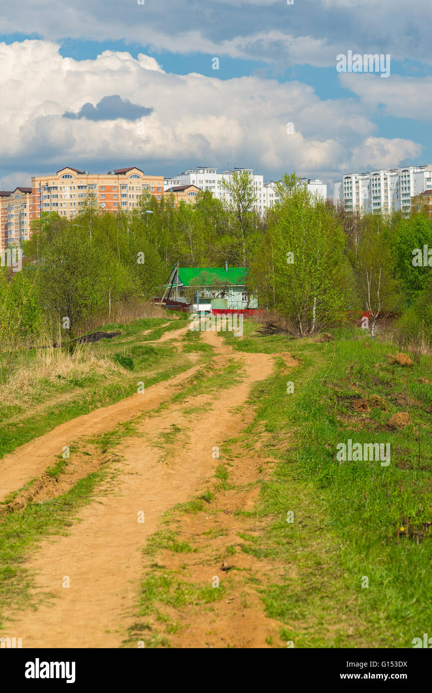 Landhaus auf Hintergrund der Stadt Stockfoto