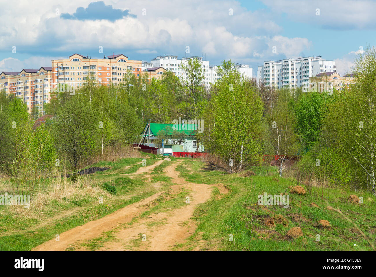 Landhaus auf Hintergrund der Stadt Stockfoto