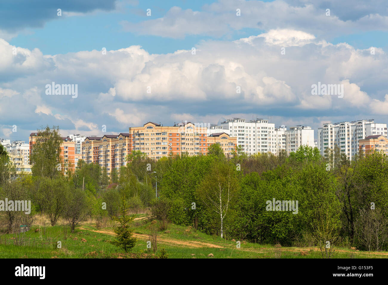 Natürliche Sommerlandschaft mit der Stadt in der Ferne Stockfoto