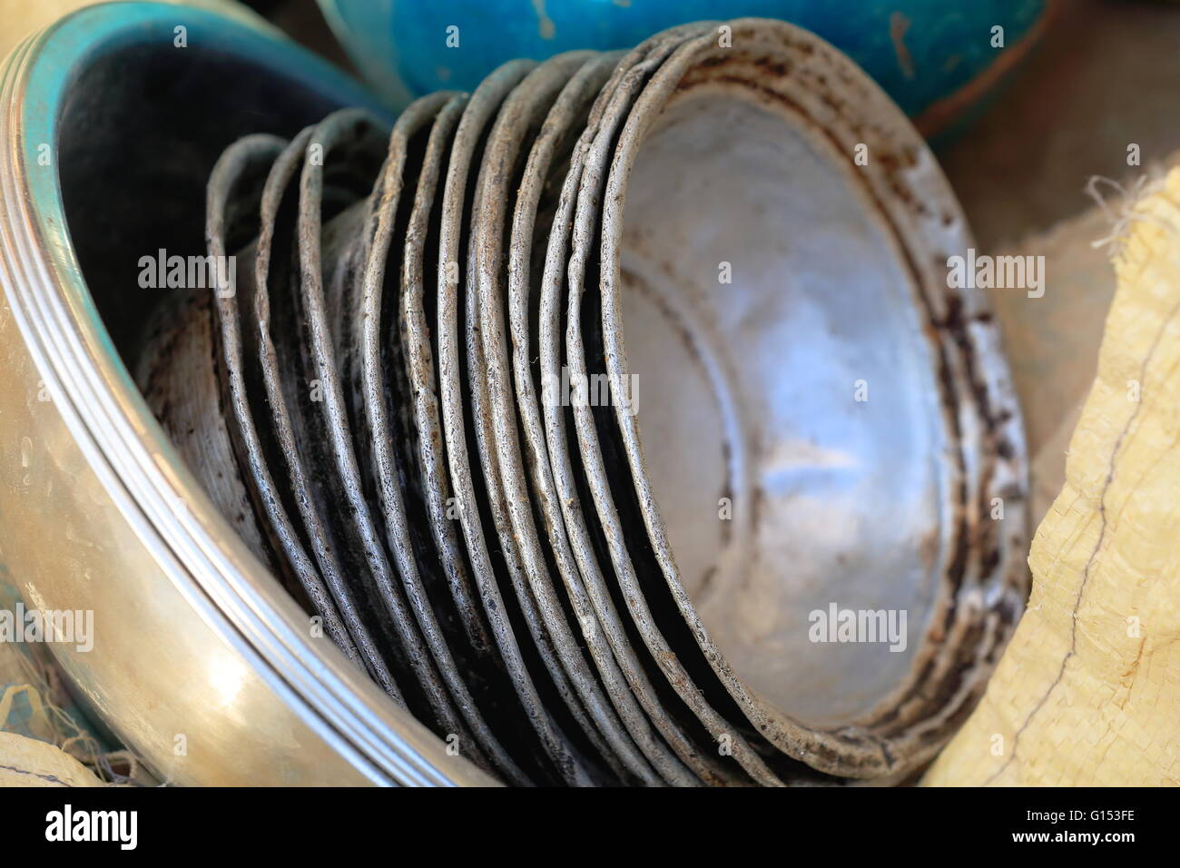 Satz von alten und neuen Aluminium Kochen Schalen und Waschbecken zum Verkauf im Freiverkehr Adi Haki Mek'ele Mekelle Stadt. Äthiopien. Stockfoto