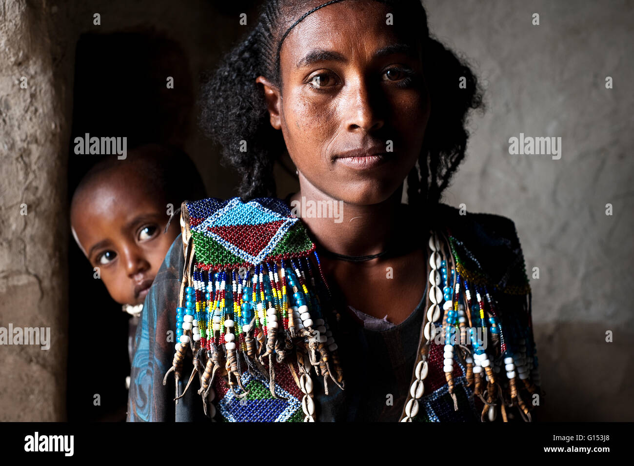 Junge Mutter mit ihrem Kind in Äthiopien Stockfoto