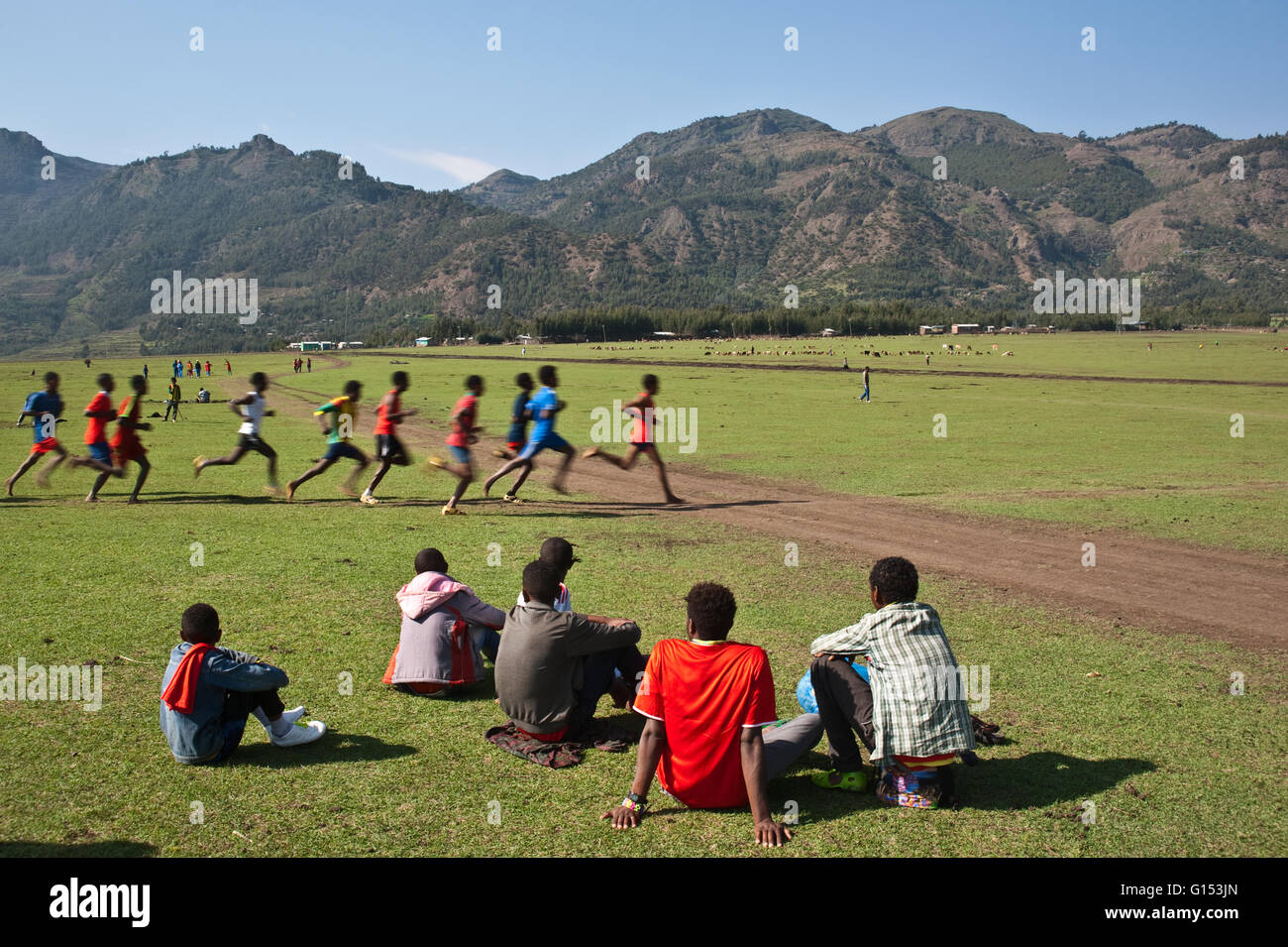 Mittlere Distanz Rennen auf der lokalen Ebene auf der Höhe von 2500 m. (Äthiopien) Stockfoto