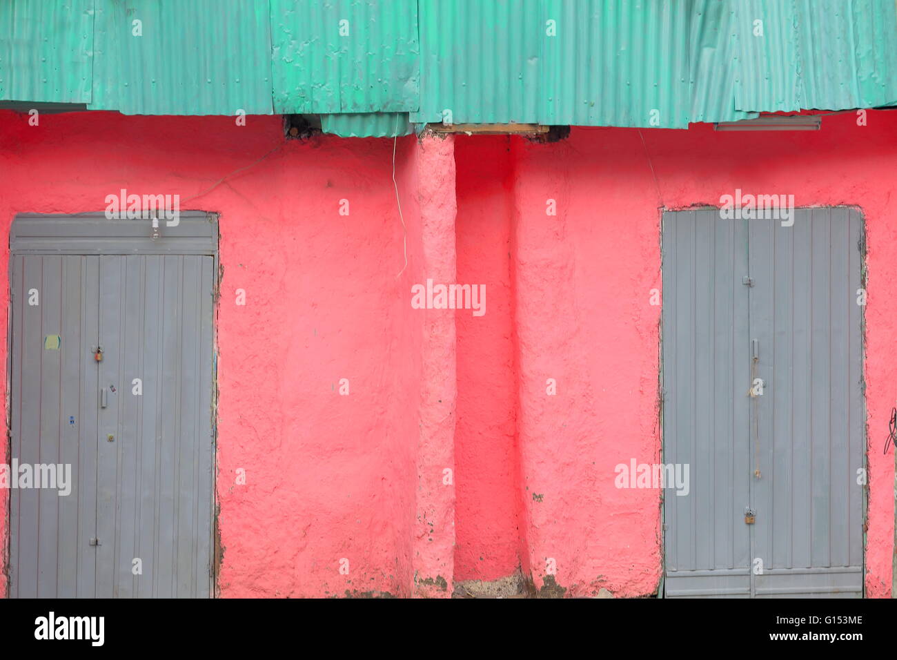 Rosa bemalte Wand-grau Metall Türen-grün Blechdach des Gebäude-Warehouse mit Blick auf die Terrasse der Pension-Hotel Hikma. Kombolcha-Eth Stockfoto