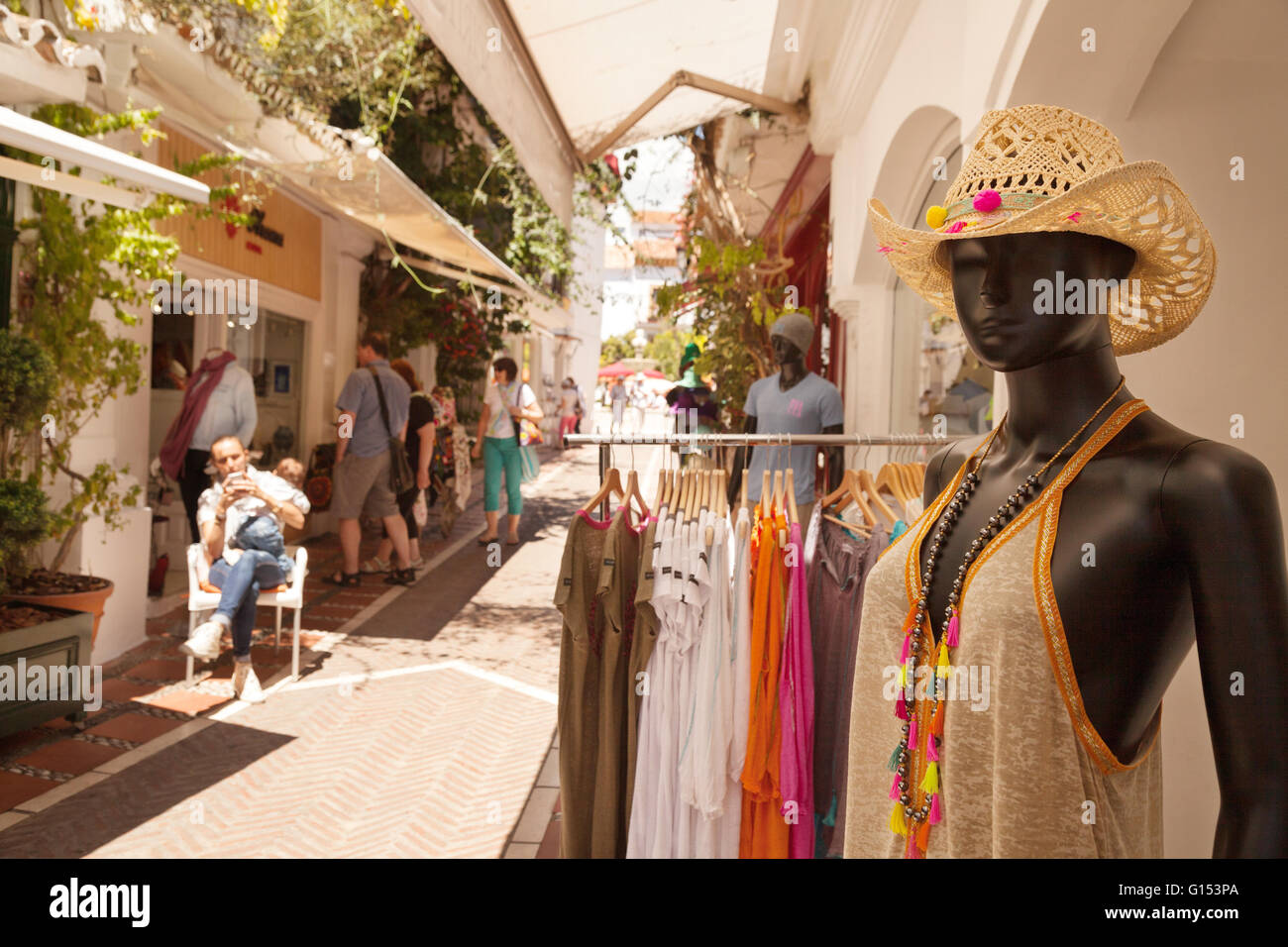 Menschen beim Einkaufen in der Altstadt, Marbella, Costa Del Sol, Andalusien Spanien Europa Stockfoto