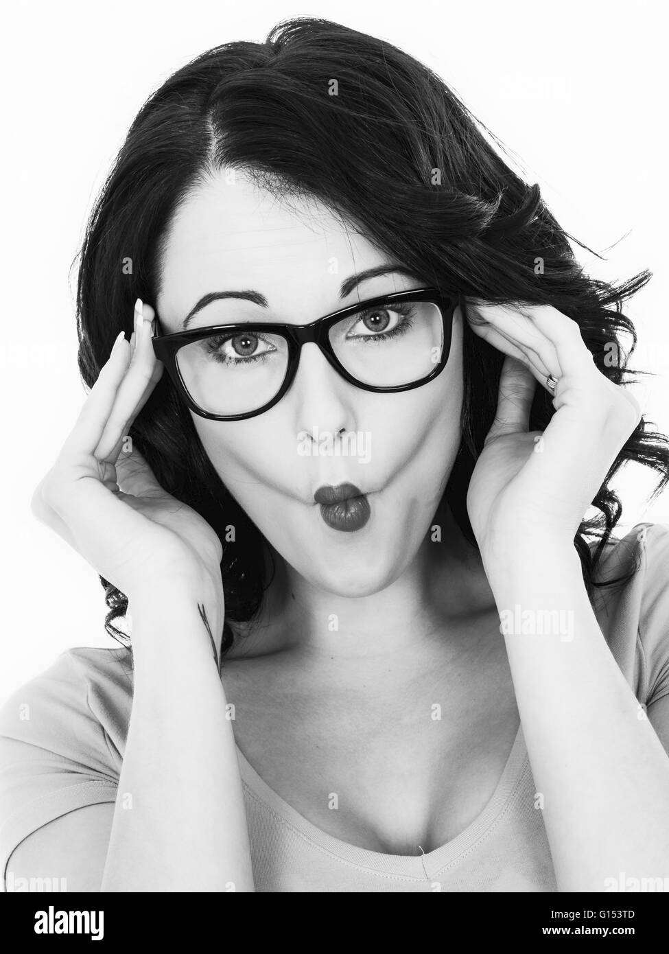 Porträt von eine junge Geschäftsfrau ziehen ein dummes Gesicht hält ihre Brille Stockfoto