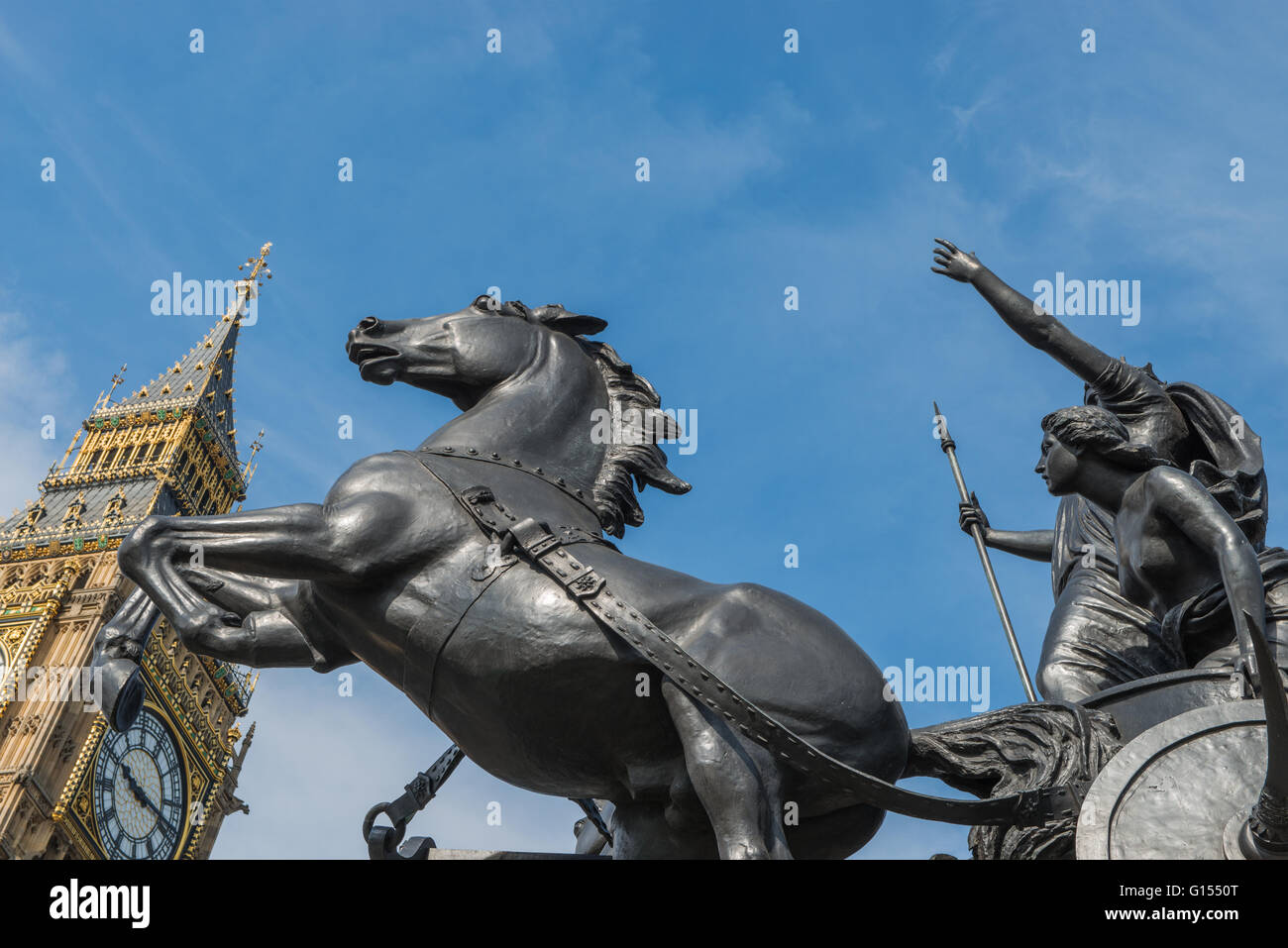 Denkmal für Königin Boudica des Stammes keltischen Icener außerhalb der Houses of Parliament, Westminster, London im Morgenlicht. Stockfoto