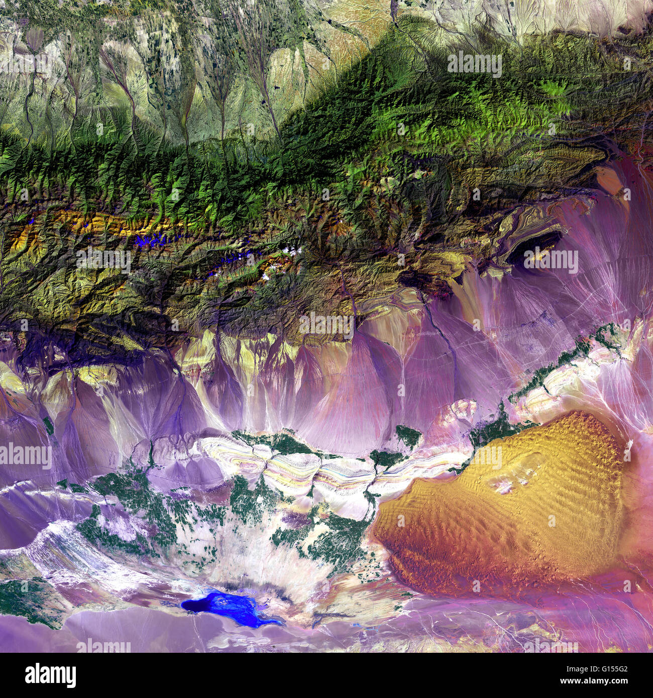 Turpan Tiefstand, Satellitenbild. Norden ist oben. Die Turpan (oder Turfan) Depression (Untergestell) befindet sich am Fuße des Chinas Bogda Berge (grün, oberen Frame). Die Depression ist eine seltsame Mischung aus Salzseen (blau), Sanddünen (orange) und Gemüse Stockfoto