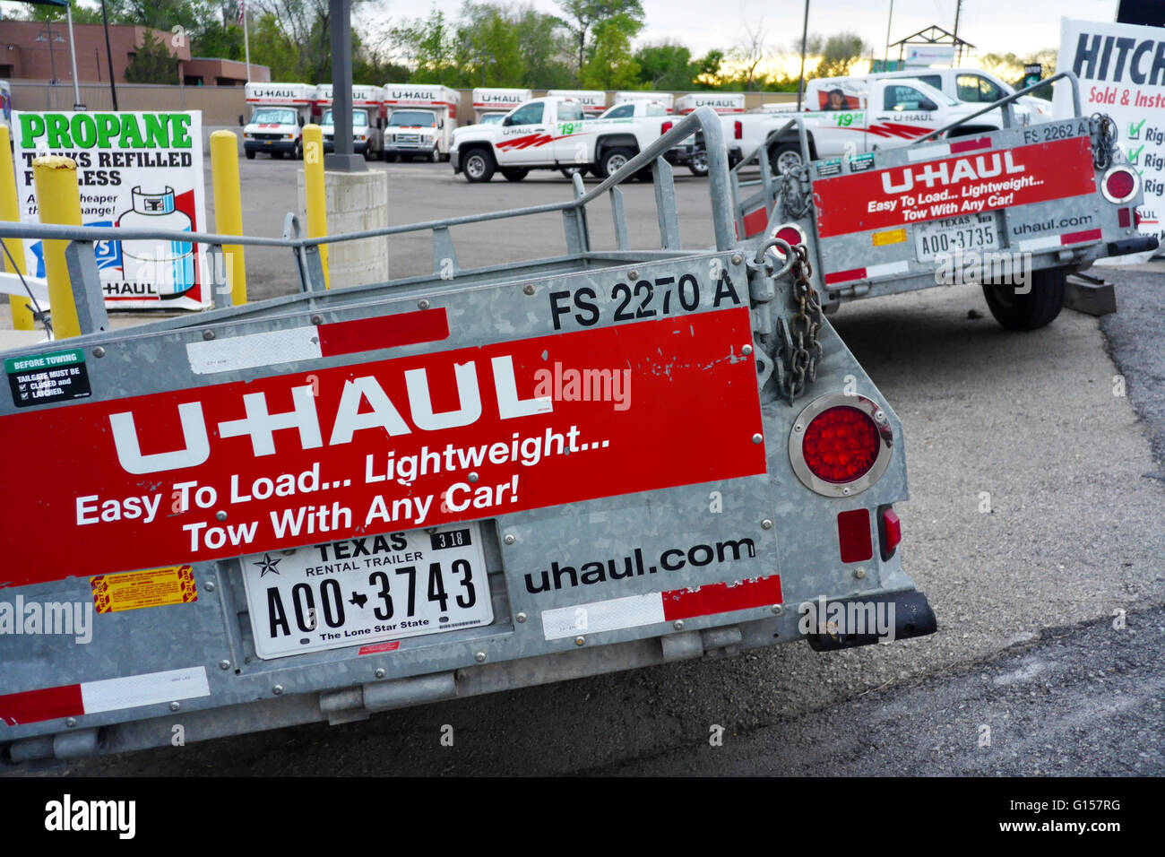 U-Haul Miete für das Schleppen der Do it yourself-Anhänger und LKW-Transporte auf einem U-Haul-Lage-Parkplatz geparkt. Stockfoto