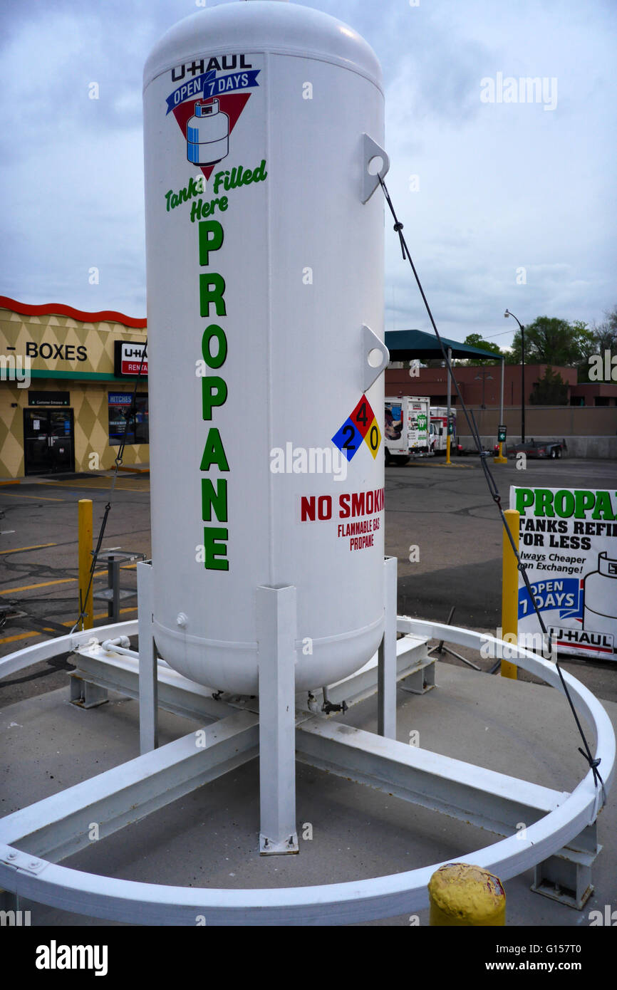 Turm Propan-Tank mit Propangas für Retail-Kunden auf einem U-Haul-Lage-Parkplatz. Stockfoto