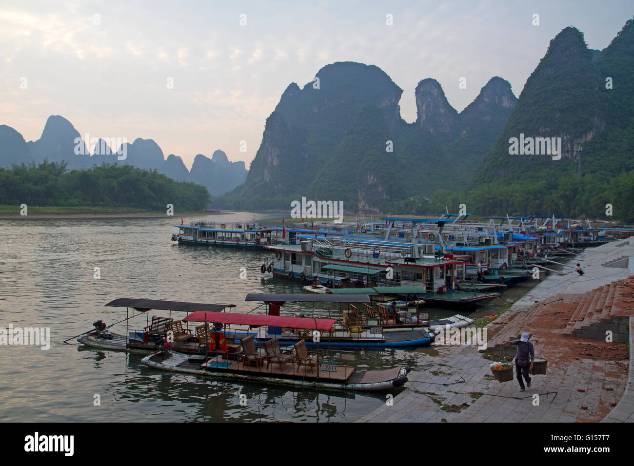 Boote auf dem Li-Fluss bei Xingping Stockfoto