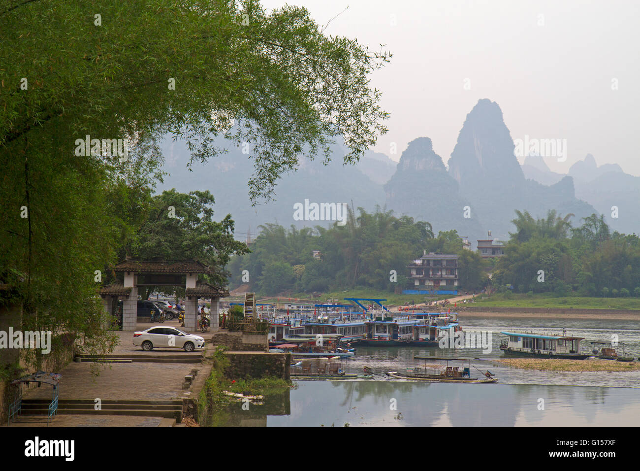 Boote auf dem Li-Fluss bei Xingping Stockfoto
