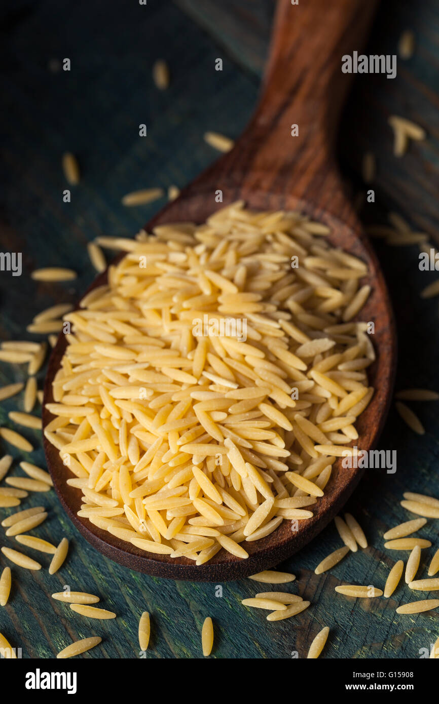 Rohe organische Orzo Pasta bereit zum Kochen Stockfoto