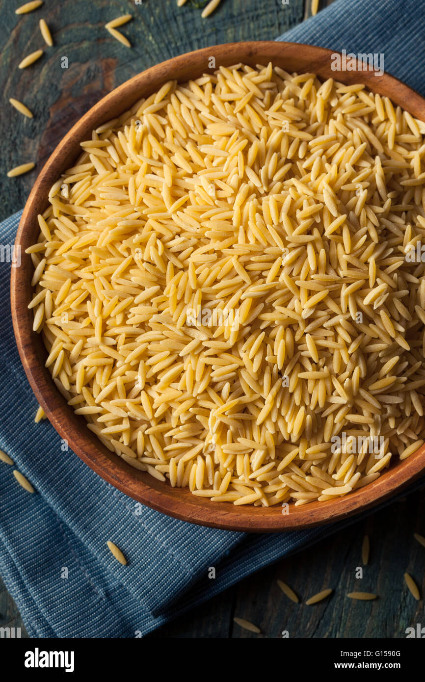 Rohe organische Orzo Pasta bereit zum Kochen Stockfoto