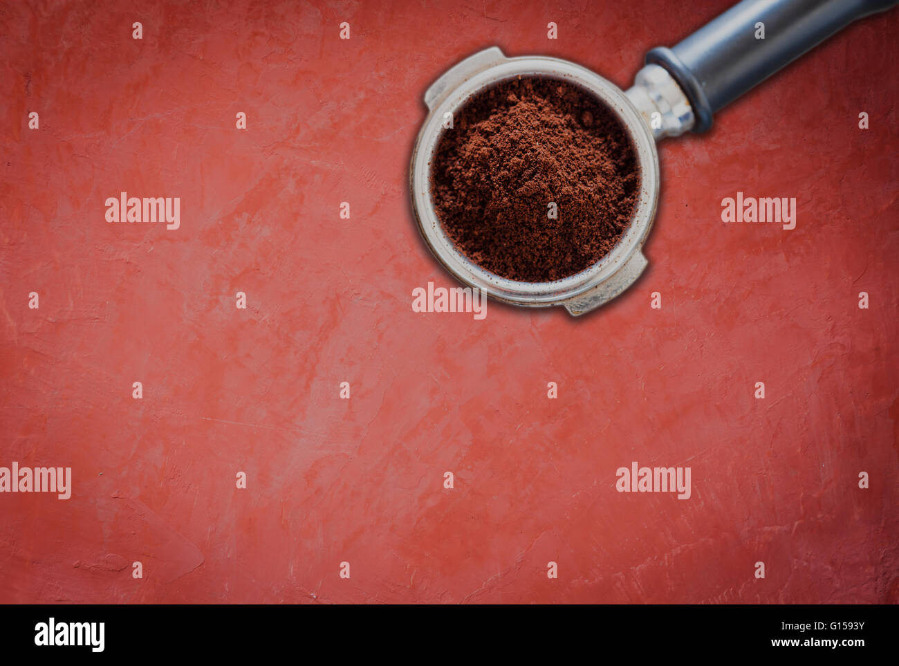 Kaffee mahlen in Gruppe auf rotem konkreten Grund, Fotoarchiv Stockfoto
