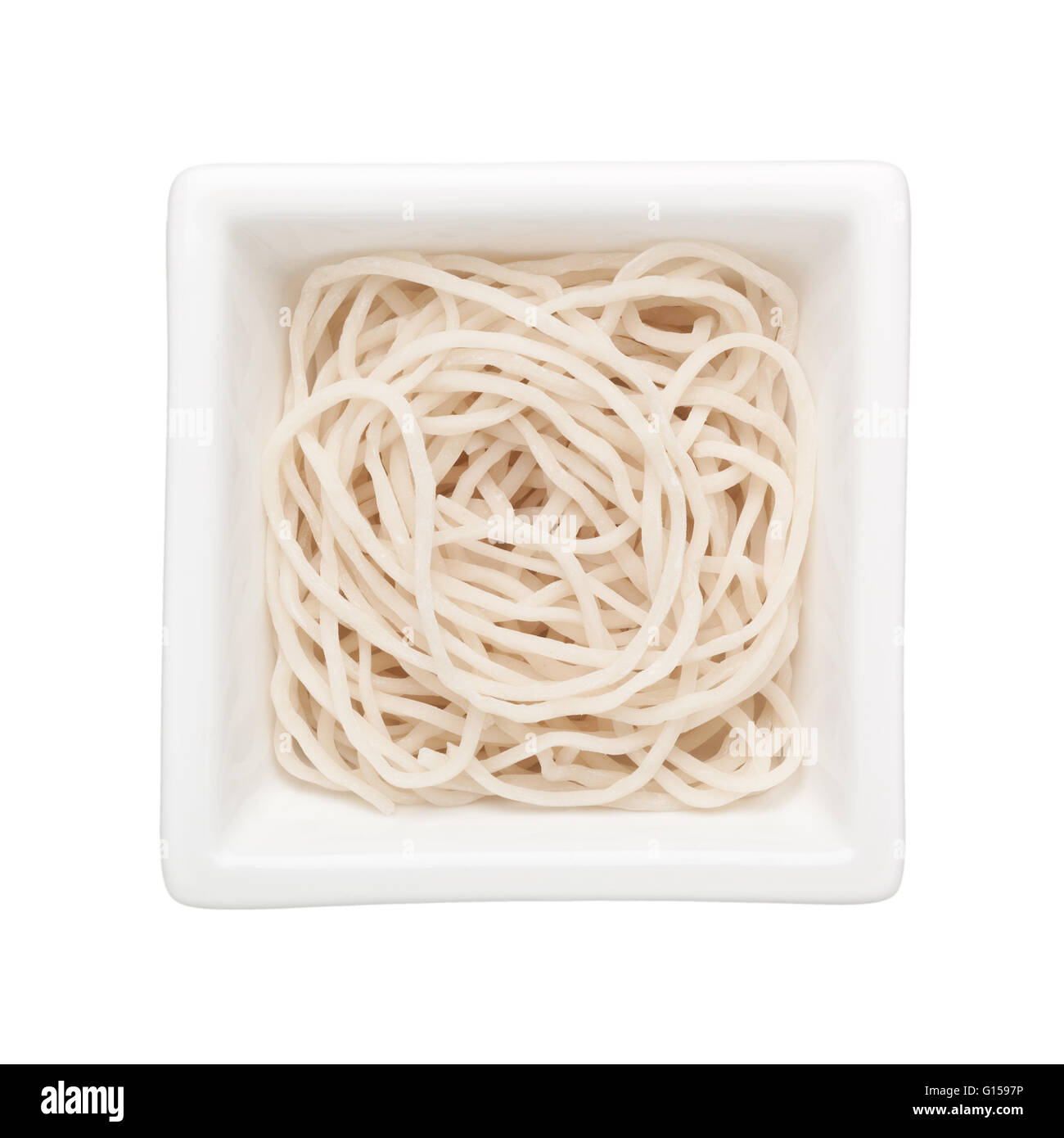 Ungekochte Nudeln in eine quadratische Schale isoliert auf weißem Hintergrund Stockfoto