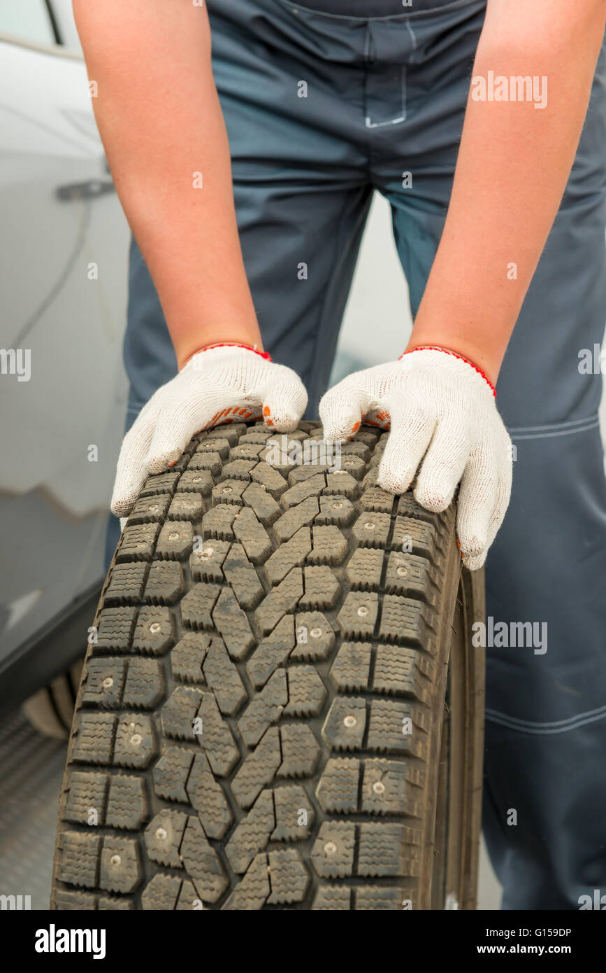 Pkw-Reifen und mechanische Hand Handschuhe closeup Stockfoto