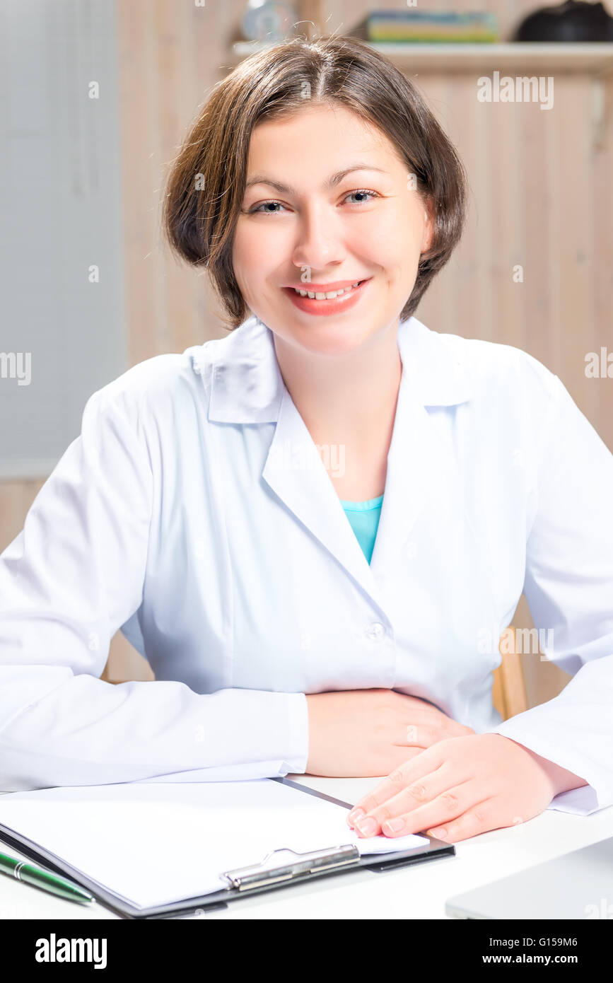 lächelnde Frau Doktor in einem weißen medizinische Morgenmantel Stockfoto