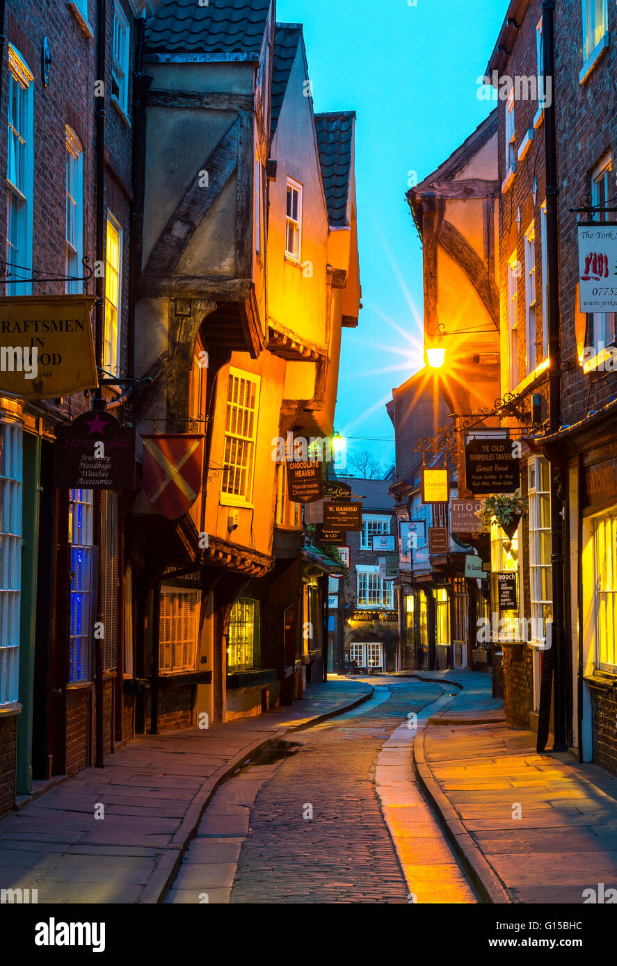 die Shambles York Yorkshire England uk Europa gepflasterten Straßen alten mittelalterlichen schmalen tudor Architektur Gebäude Geschichte historische Stockfoto