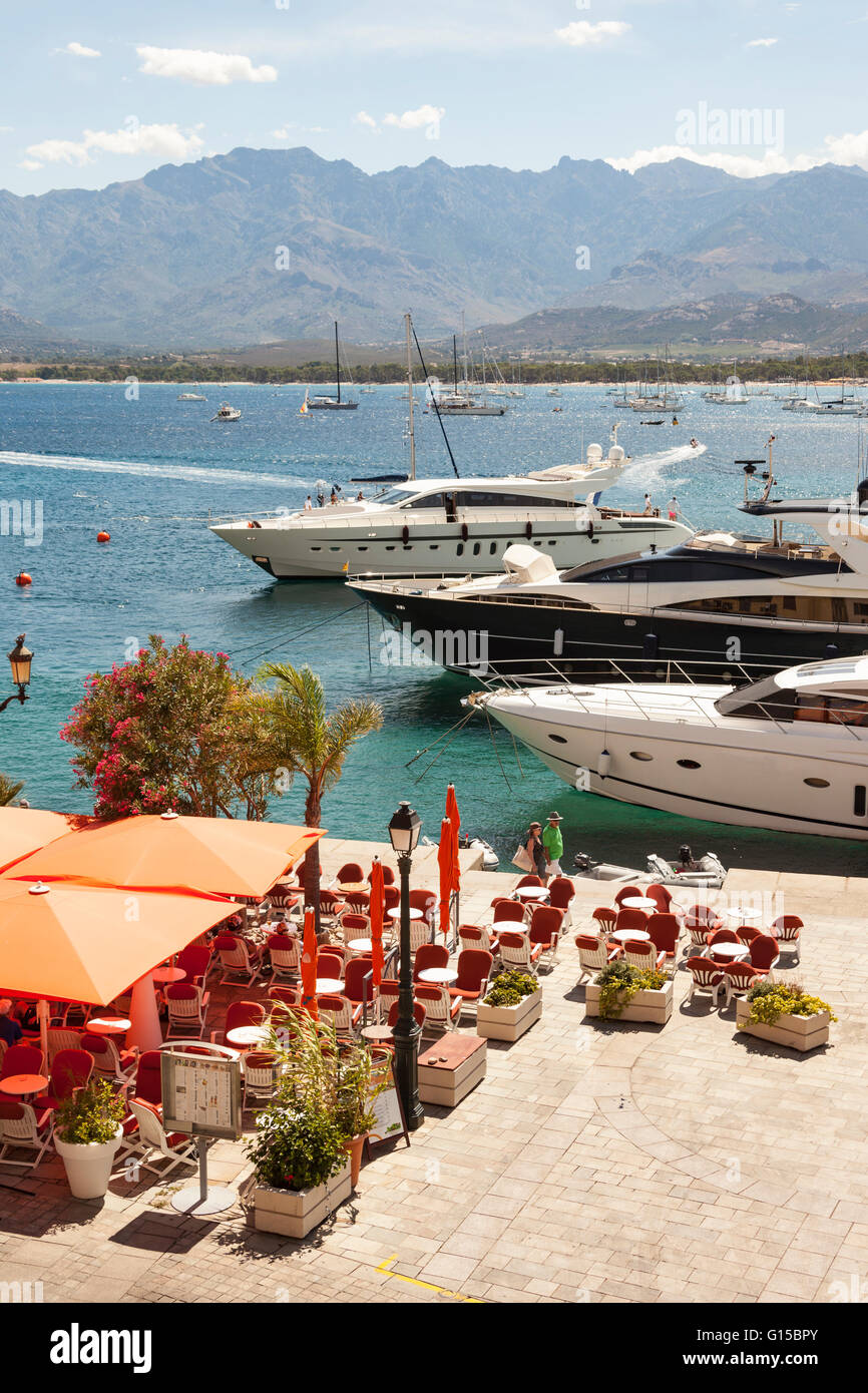 Boote und ein Restaurant am Wasser, Calvi, Haute-Corse, Korsika, Frankreich Stockfoto