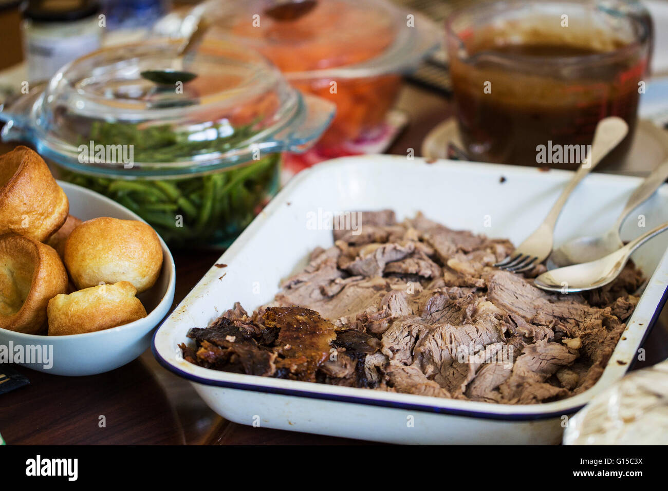 Traditionelles Roast Beef Familie Sonntagmittag mit Gemüse und Soße Stockfoto