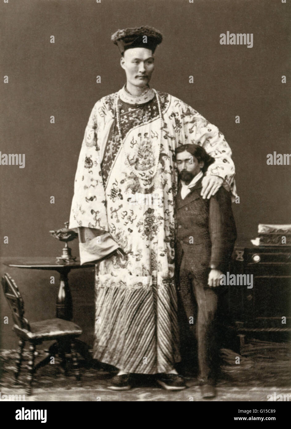 Der chinesische Riese fotografiert von Nadar. Geboren in Peking im Jahre 1841, Chang Woo Gow (1841-1893) (oder) wuchs auf einer Höhe von 7 Fuß 8,75 Zoll groß. Er bereist die Welt, bekannt für seine Intelligenz und wissen (er sprach sechs Sprachen), ebenso wie für seine er Stockfoto