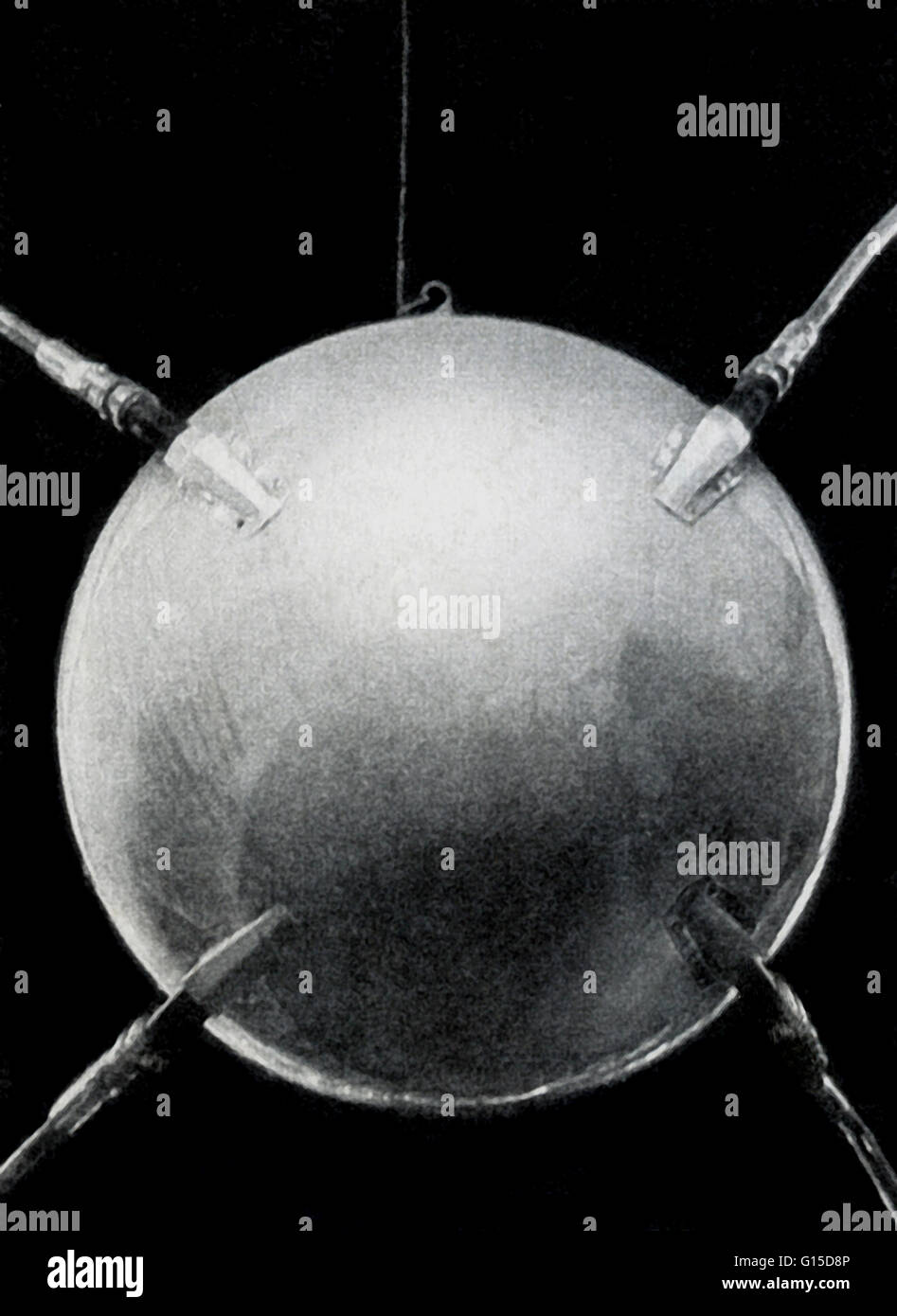 Den ersten künstlichen Satelliten, Sputnik 1, frontal. Sputnik startete am 4. Oktober 1957 von der ehemaligen Sowjetunion. Der Name Sputnik ist Russisch für "Reisebegleiter" oder Satelliten. Der Körper war eine hochglanzpolierte Aluminiumlegierung Kugel gemessen Stockfoto