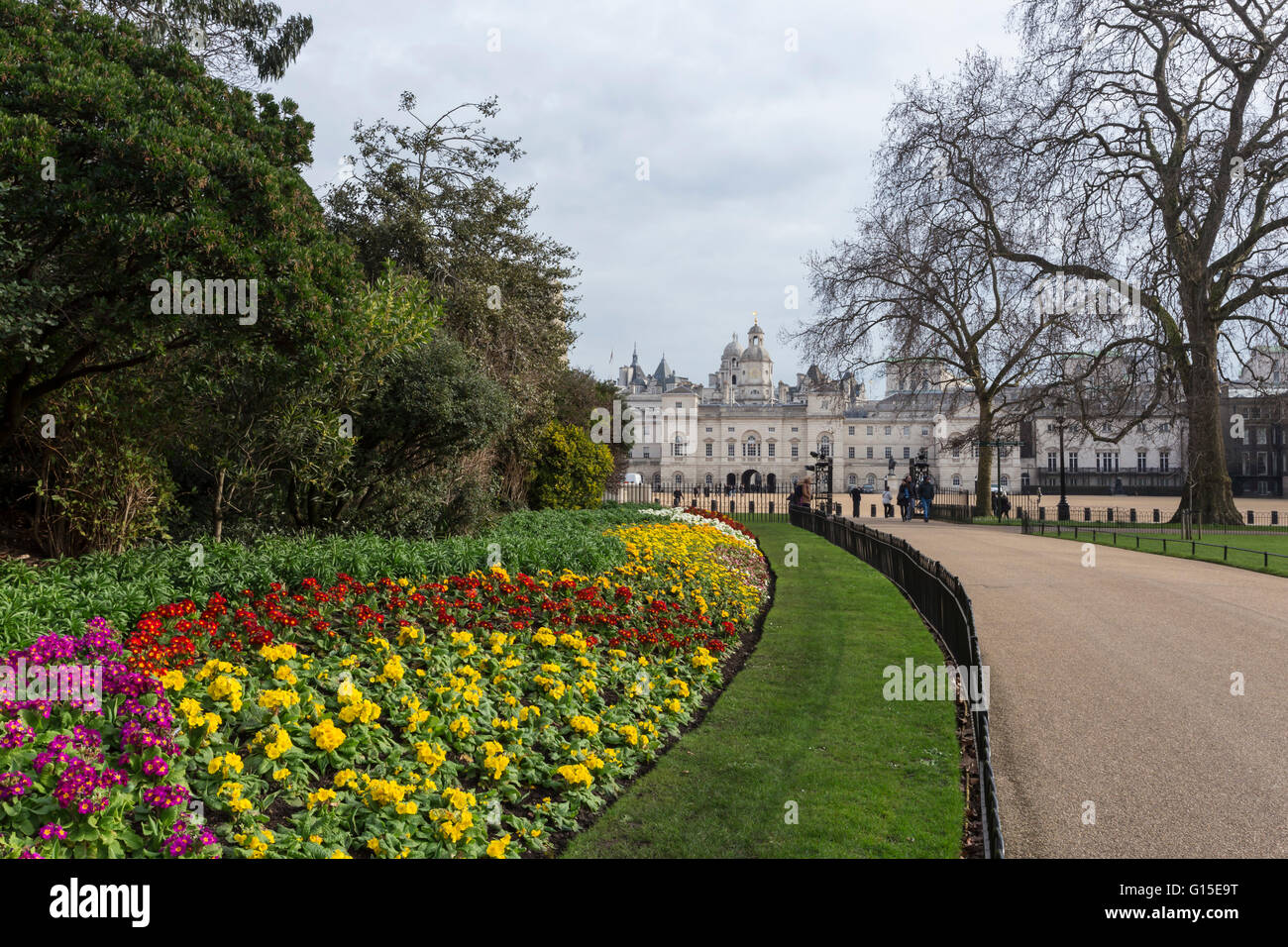 Frühlingsblumen im St. James Park, mit Blick auf Horse Guards, Whitehall, London, England, Vereinigtes Königreich, Europa Stockfoto