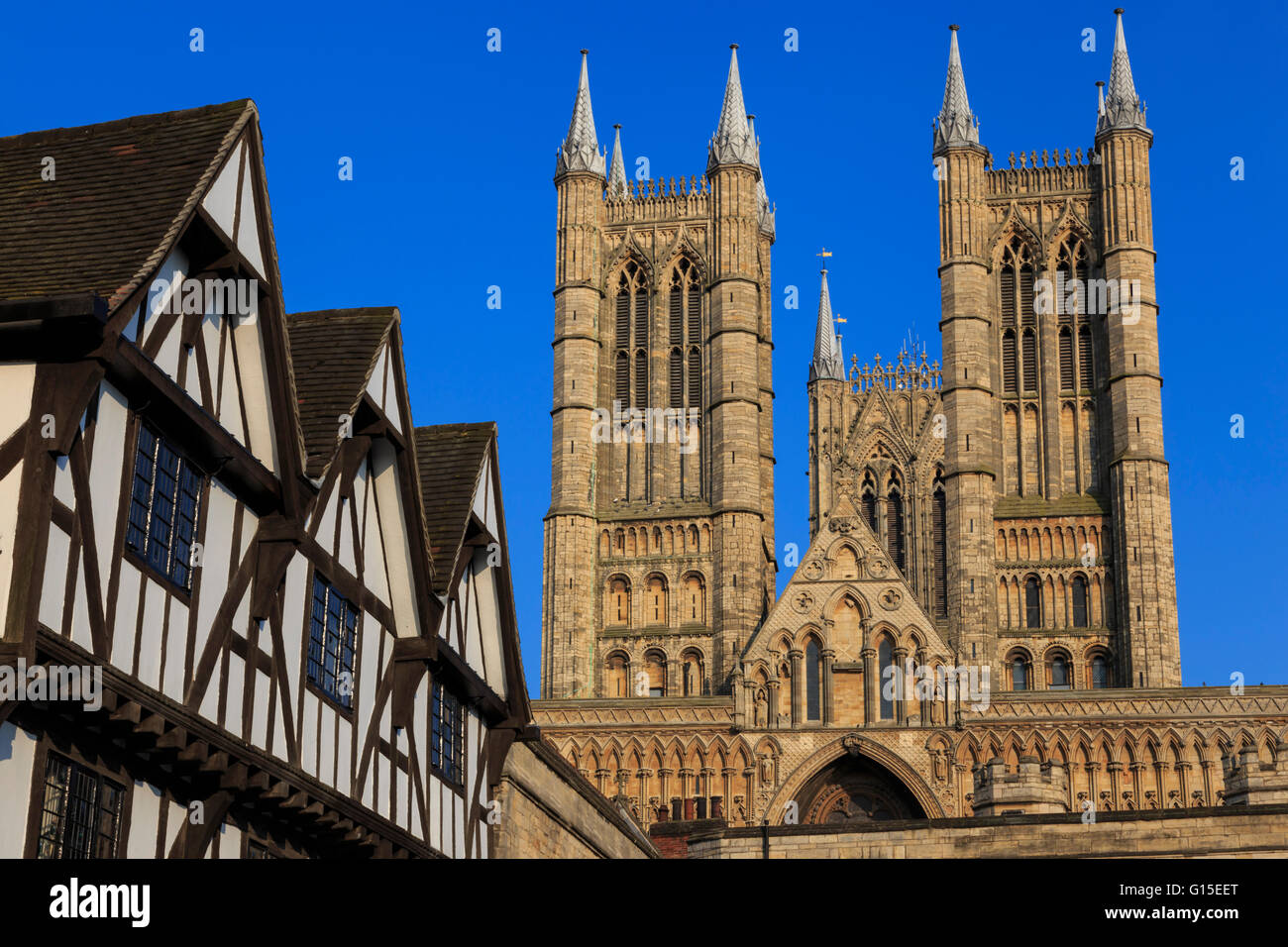 Leigh Pemberton Fachwerkhaus und Lincoln Kathedrale, vom Burgplatz, Lincoln, Lincolnshire, England, Vereinigtes Königreich Stockfoto