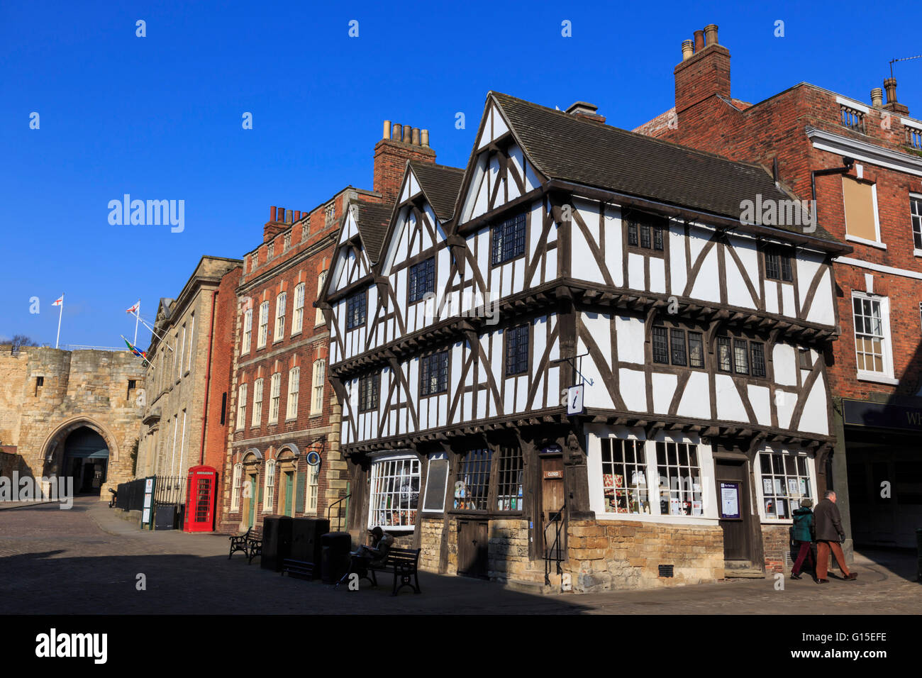 Leigh Pemberton Fachwerkhaus, rote Telefonzelle und Lincoln Castle, Schlossplatz, Lincoln, Lincolnshire, England Stockfoto