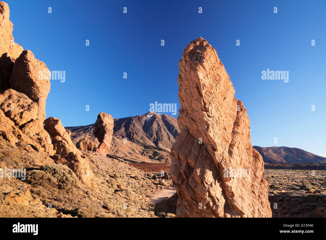 Los Roques de Garcia in der Caldera de Las Canadas, Pico de Teide bei Sonnenuntergang, Nationalpark Teide, UNESCO, Teneriffa, Kanarische Inseln Stockfoto