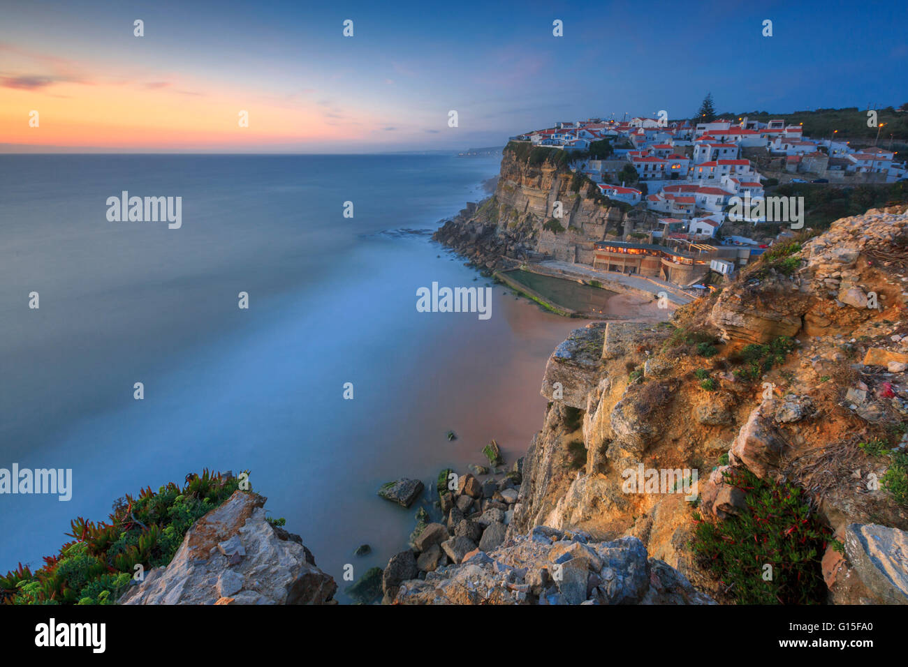 Die sanften Farben der Dämmerung umrahmen das Meer und das Dorf Azenhas Do Mar, Sintra, Portugal, Europa Stockfoto