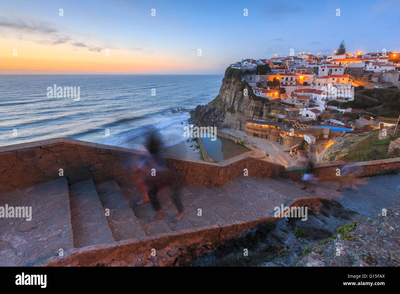 Die sanften Farben der Dämmerung umrahmen das Meer und das Dorf Azenhas Do Mar, Sintra, Portugal, Europa Stockfoto